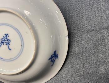 Six tasses et soucoupes en porcelaine de Chine en bleu, blanc et rouge de fer, Kangxi