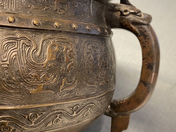 Een grote Chinese bronzen 'Gui' voorraadpot op hardhouten sokkel, Yuan