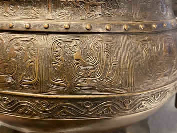 Een grote Chinese bronzen 'Gui' voorraadpot op hardhouten sokkel, Yuan