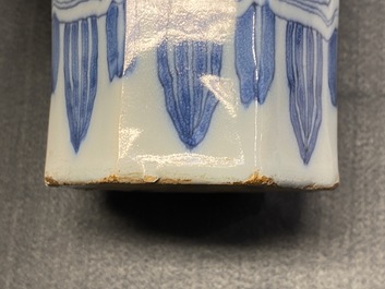 Un vase de forme octagonale en fa&iuml;ence de Delft en bleu et blanc, fin du 17&egrave;me