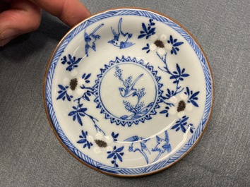 Zes Chinese blauw-witte en koperrode koppen en schotels, Kangxi