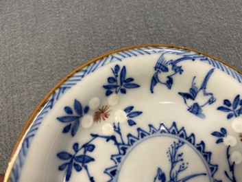 Zes Chinese blauw-witte en koperrode koppen en schotels, Kangxi