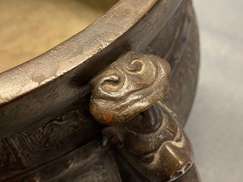 Un grand r&eacute;cipient de type 'Gui' en bronze sur socle en bois, Chine, Yuan