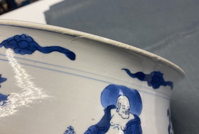 Un br&ucirc;le-parfum en porcelaine de Chine en bleu et blanc &agrave; d&eacute;cor de quatre luohans, Kangxi