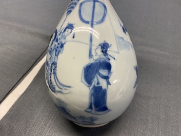 Un vase de forme poireau en porcelaine de Chine en bleu et blanc, Kangxi