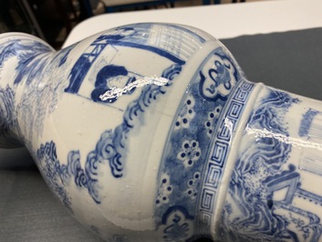 Een Chinese blauw-witte yenyen vaas met verhalend decor, 19e eeuw