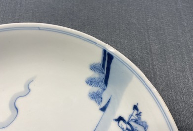 Une assiette en porcelaine de Chine en bleu et blanc &agrave; d&eacute;cor d'immortels, marque et &eacute;poque de Yongzheng