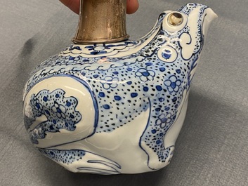 Un kendi en forme de grenouille en porcelaine de Chine en bleu et blanc &agrave; monture en argent, Wanli