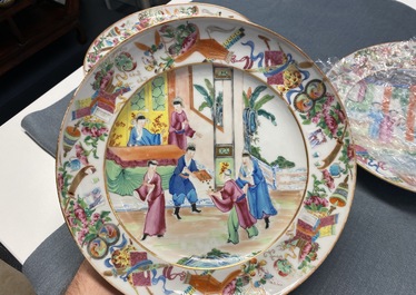 Cinq plates en porcelaine de Chine famille rose de Canton, 19&egrave;me