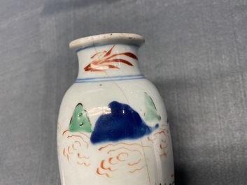 Un vase de forme rouleau et un br&ucirc;le-parfum en porcelaine de Chine wucai, &eacute;poque Transition