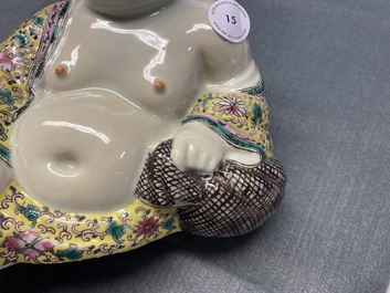 Une figure de Bouddha en porcelaine de Chine famille rose, marque en creux, R&eacute;publique