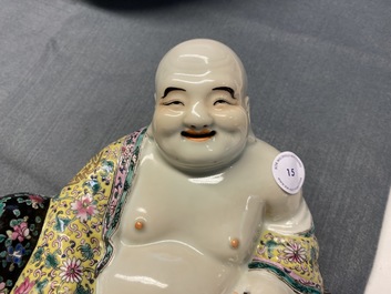 Une figure de Bouddha en porcelaine de Chine famille rose, marque en creux, R&eacute;publique