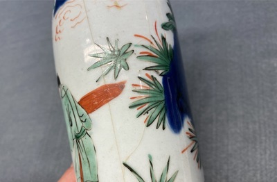 Un vase de forme rouleau et un br&ucirc;le-parfum en porcelaine de Chine wucai, &eacute;poque Transition