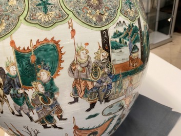 Un grand aquarium en porcelaine de Chine famille verte, 19&egrave;me