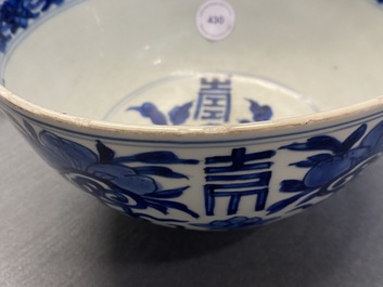 Een Chinese blauw-witte 'Shou' kom, 'Shen de tang bo gu zhi' merk, Kangxi