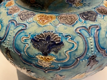 Un vase en porcelaine de Chine fahua &agrave; d&eacute;cor de lions bouddhistes, Ming