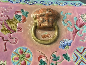 Een vierkante Chinese famille rose vaas met antiquiteiten op roze fondkleur, 19e eeuw