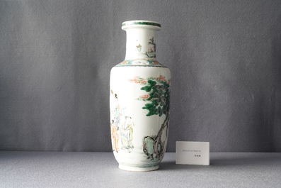 Un vase de forme rouleau en porcelaine de Chine famille verte, Kangxi