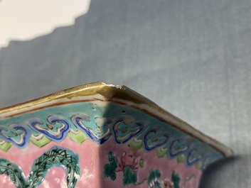 Een vierkante Chinese famille rose vaas met antiquiteiten op roze fondkleur, 19e eeuw