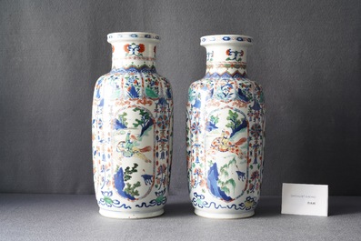 Une paire de vases de forme rouleau en porcelaine de Chine famille verte, Kangxi