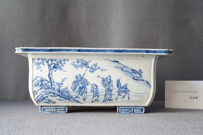 Une jardini&egrave;re de forme rectangulaire en porcelaine de Chine en bleu et blanc, Kangxi/Yongzheng