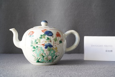 Une th&eacute;i&egrave;re en porcelaine de Chine famille verte, Kangxi