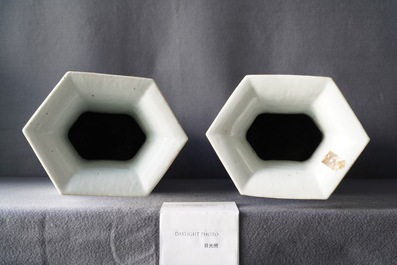 Une paire de vases de forme hexagonale en porcelaine de Chine qianjiang cai, 19/20&egrave;me