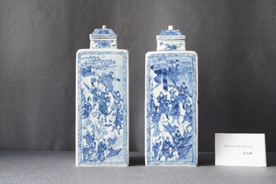 Une paire de vases couverts en porcelaine de Chine en bleu et blanc, Kangxi