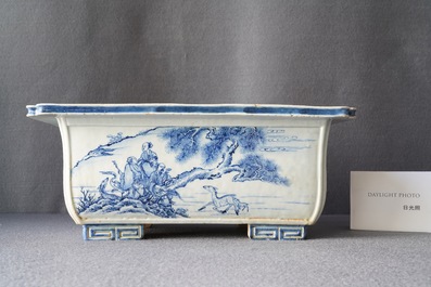 Une jardini&egrave;re de forme rectangulaire en porcelaine de Chine en bleu et blanc, Kangxi/Yongzheng