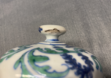 Une paire d'urnes couvertes en porcelaine de Chine d'exportation, Qianlong