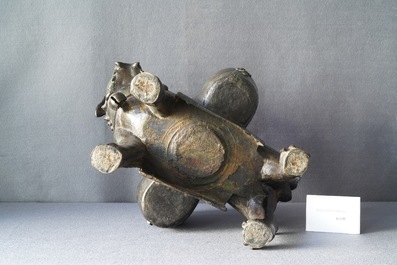 Un grand br&ucirc;le-parfum en forme de lion en bronze, Chine, Ming
