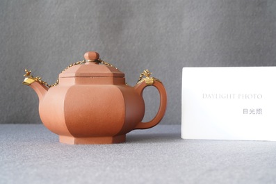 Een Chinese Yixing steengoed theepot met vergulde montuur, Kangxi