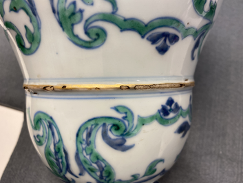 Une paire d'urnes couvertes en porcelaine de Chine d'exportation, Qianlong