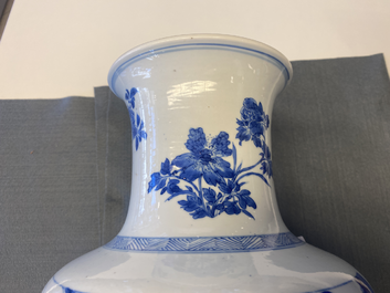 Un vase de forme rouleau en porcelaine de Chine en bleu et blanc, Kangxi