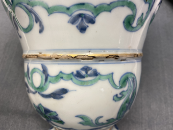 Une paire d'urnes couvertes en porcelaine de Chine d'exportation, Qianlong