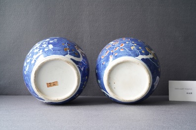 Een paar Chinese polychrome dekselpotten met 'prunus op gebroken ijs' decor, 19e eeuw