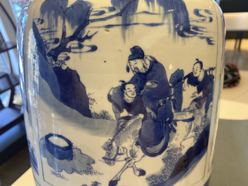 Un vase de forme rouleau en porcelaine de Chine en bleu et blanc, Kangxi