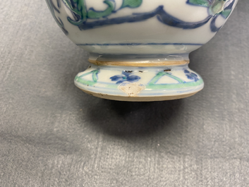 Une paire d'urnes couvertes en porcelaine de Chine d'exportation, Qianlong