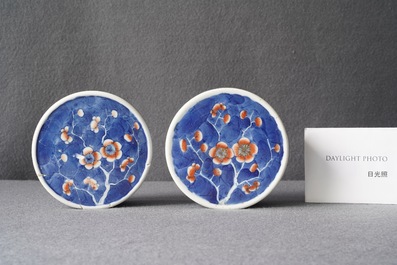 Een paar Chinese polychrome dekselpotten met 'prunus op gebroken ijs' decor, 19e eeuw