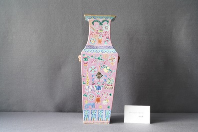 A square Chinese pink-ground famille rose 'antiquities' vase, 19th C.