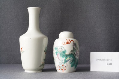 Un vase et un pot couvert en porcelaine de Chine famille rose, 19/20&egrave;me