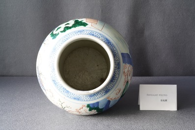 Un vase en porcelaine de Chine wucai &agrave; d&eacute;cor de chevaliers, 19&egrave;me