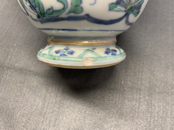 A pair of rare Chinese export porcelain urns and covers, Qianlong