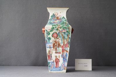 Un vase de forme carr&eacute;e en porcelaine de Chine famille rose, 19&egrave;me