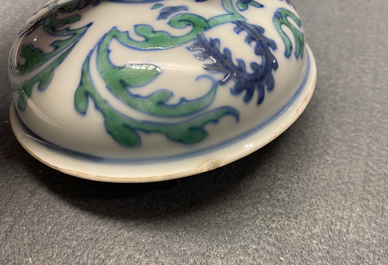 Une paire d'urnes couvertes en porcelaine de Chine d'exportation, Qianlong