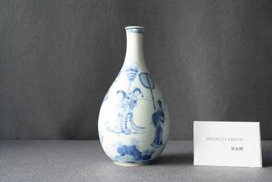 Een Chinese blauw-witte peervormige vaas, Kangxi