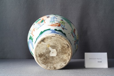 Un vase en porcelaine de Chine wucai &agrave; d&eacute;cor de chevaliers, 19&egrave;me