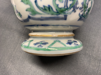 A pair of rare Chinese export porcelain urns and covers, Qianlong