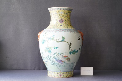 Un grand vase de forme 'hu' en porcelaine de Chine famille rose, marque de Qianlong, R&eacute;publique