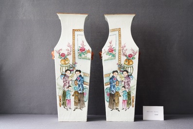 Une paire de vases de forme carr&eacute;e en porcelaine de Chine famille rose, 19/20&egrave;me